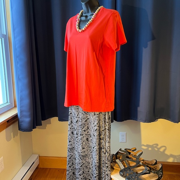 Land’s End V neck t shirt. Small. Relaxed fit - Picture 2 of 9